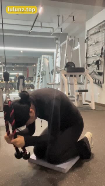 詹詹(詹妮)微密圈#嘉宾专享帖#09月17日红色丁字裤作品打包性感尽显，经典红色丁字裤作品全收录