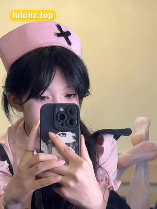 抖音美女晴天小猪本猪微密圈作品，时尚穿搭与文案完美结合