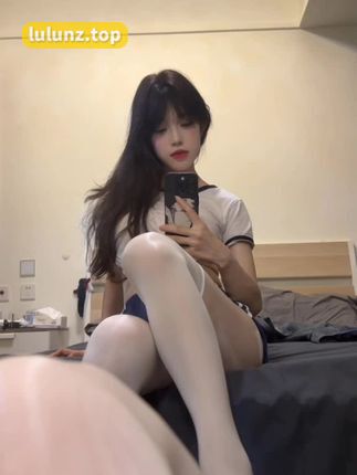 抖音美女晴天小猪本猪微密圈作品，时尚穿搭与文案完美结合