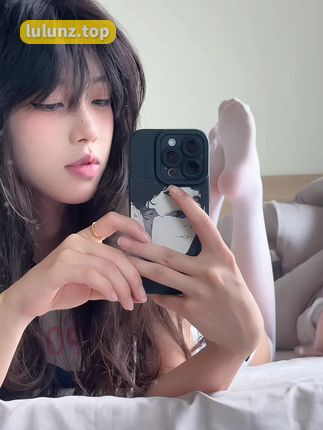 抖音美女晴天小猪本猪微密圈作品，时尚穿搭与文案完美结合