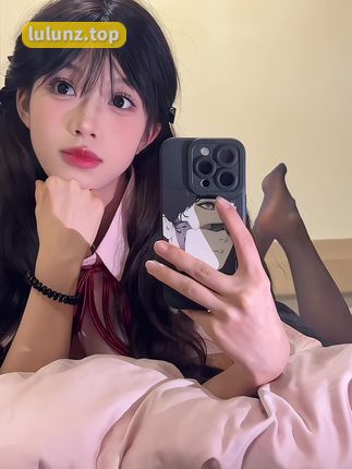 抖音美女晴天小猪本猪微密圈作品，时尚穿搭与文案完美结合