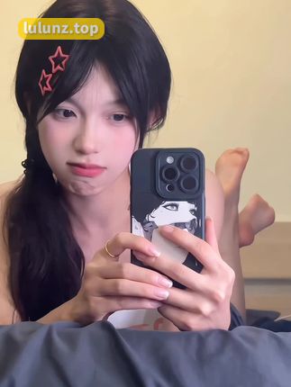 抖音美女晴天小猪本猪微密圈作品，时尚穿搭与文案完美结合