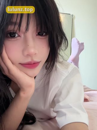 抖音美女晴天小猪本猪微密圈作品，时尚穿搭与文案完美结合