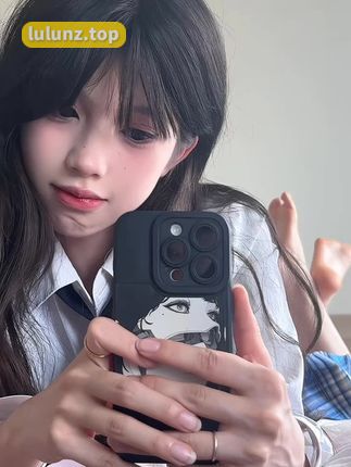 抖音美女晴天小猪本猪的时尚穿搭，文案与颜值的完美结合