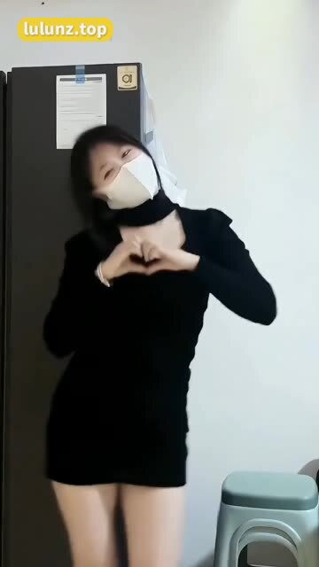 抖音美女晴天小猪本猪微密圈，独特穿搭与文案的完美结合