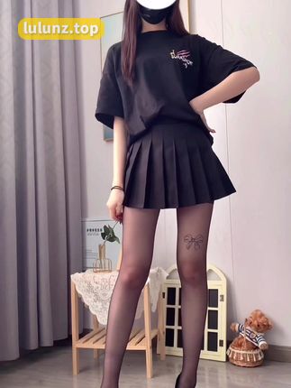 【微密圈】林扣弦清纯吊带作品大赏，抖音202万粉丝为何如此着迷？