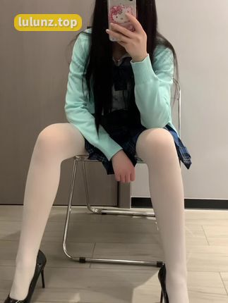 【微密圈】林扣弦清纯吊带作品大赏，抖音202万粉丝为何如此着迷？