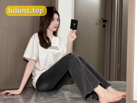 微密圈御姐美了个滢红色套装！性感作品解析