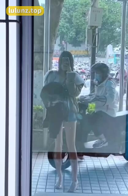 保守的妻子怼镜吊带袜三套图，微密圈的经典作品赏析