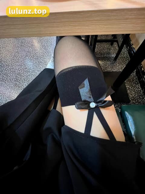 保守的妻子怼镜吊带袜三套图，微密圈的经典作品赏析