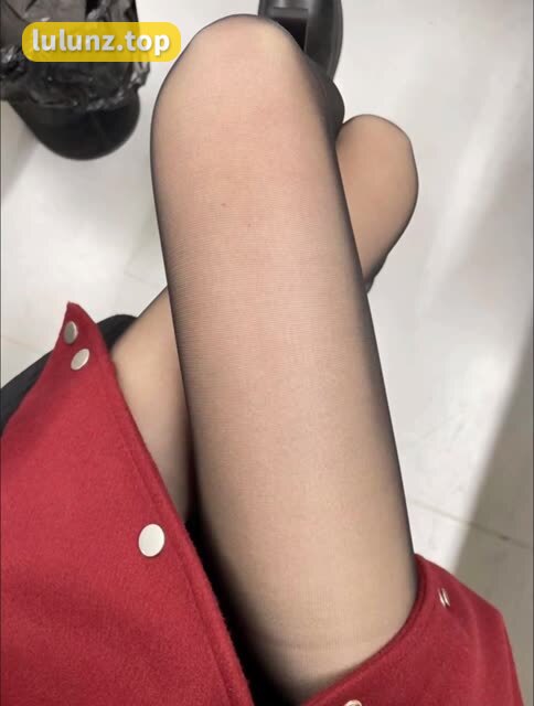 保守的妻子怼镜吊带袜三套图，微密圈的经典作品赏析