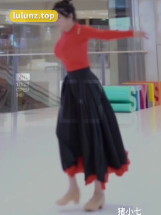 猪小七内衣炸街，猪小七内衣炸街性感与时尚的完美结合