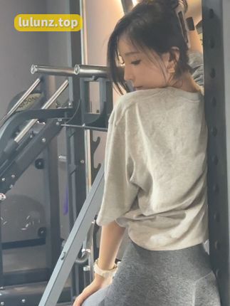 李嘉欣97微博男友疑曝光，粉丝热议她的情感生活