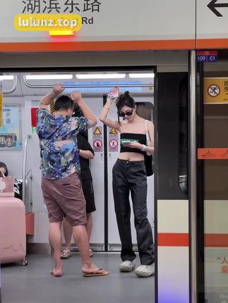 李嘉欣97微博男友疑曝光，粉丝热议她的情感生活