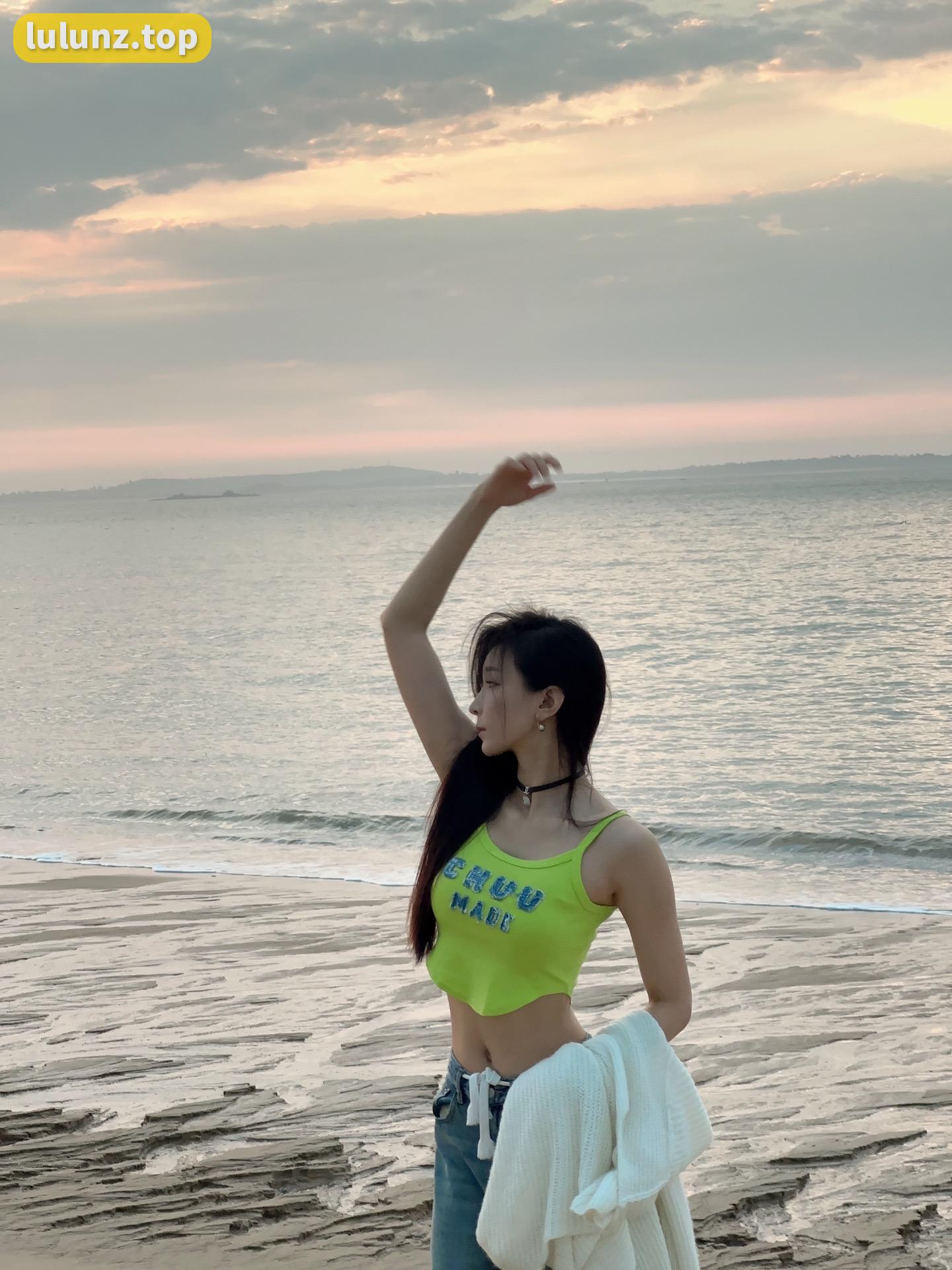 李嘉欣97微博男友疑曝光，粉丝热议她的情感生活