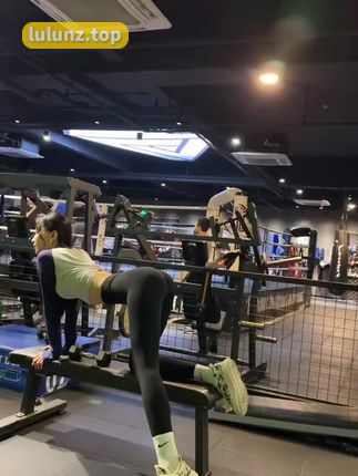 李嘉欣97微博男友疑曝光，粉丝热议她的情感生活