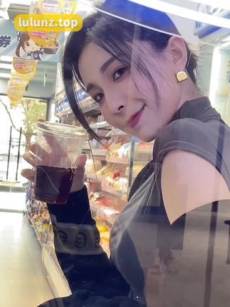 李嘉欣97微博男友疑曝光，粉丝热议她的情感生活