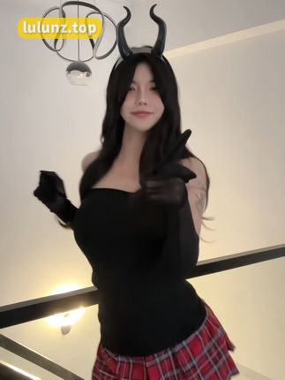 鱼鱼的榨汁杯店全新红色财兔服装穿搭太养眼了，值得一试