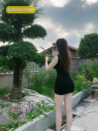 可可西yyy微密圈粉红吊带裙穿搭作品，身材完美展现温柔和性感魅力