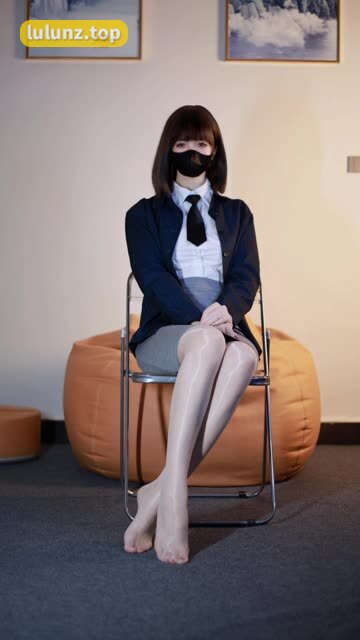 XEva白龙猫女觅圈新图发布!红底极光造型惊艳亮相