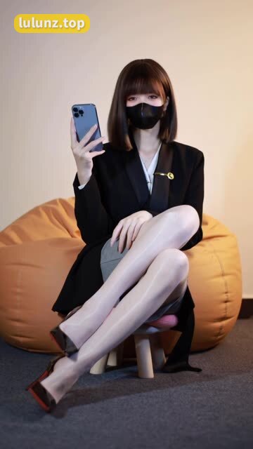 XEva白龙猫女觅圈新图发布!红底极光造型惊艳亮相