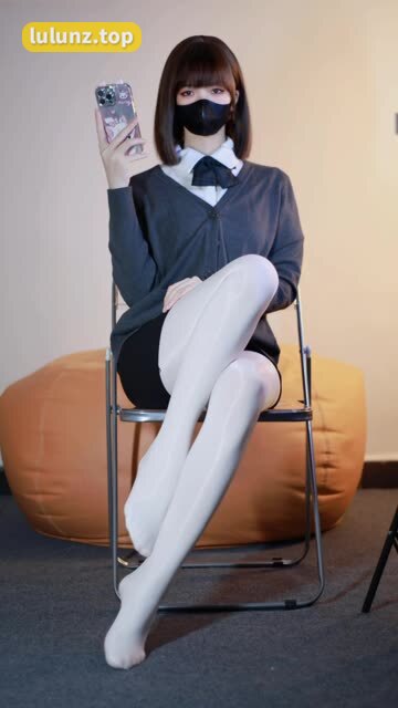 XEva白龙猫女觅圈新图发布!红底极光造型惊艳亮相