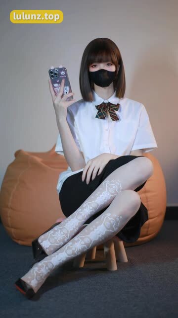 XEva白龙猫女觅圈新图发布!红底极光造型惊艳亮相