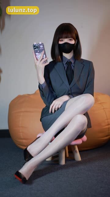 XEva白龙猫女觅圈新图发布!红底极光造型惊艳亮相