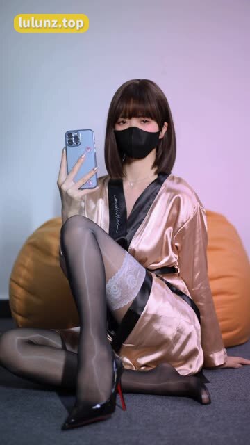 白龙猫女黑丝小皮靴造型魅力无穷,黑丝+小皮靴的完美组合,白龙猫女带你领略时尚