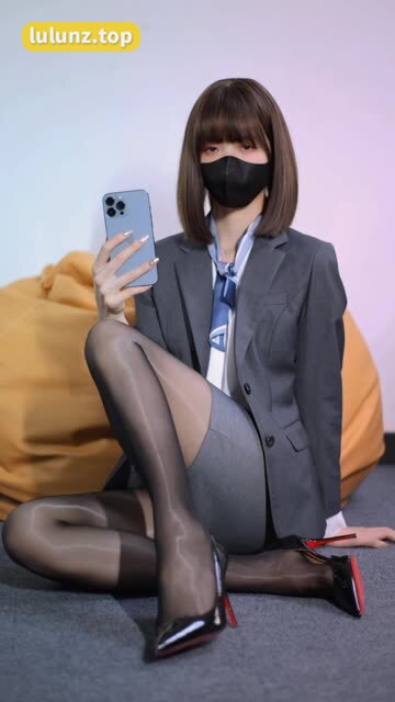 白龙猫女的早期作品与最新作品对比分析,从白龙猫女早期到现在,她的作品有哪些变化?