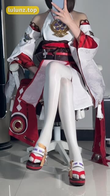 白龙猫女一天一口一个亲爱的的视频火了，白龙猫女为何如此受欢迎？