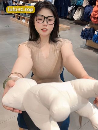 微博时尚博主@肉巴超赞微密圈，微胖的时尚风格圈粉无数