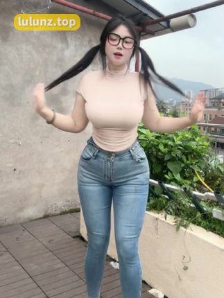 微博时尚博主@肉巴超赞，微胖与精致的风格交织在微密圈