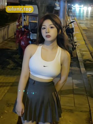 月球造梦家穿牛仔裤的造型，粉丝热议她的时尚品味