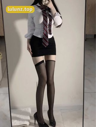 小芋泥yyy最新作品赏析,她的作品如何成为粉丝心中的时尚典范?