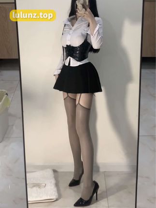 小芋泥yy护士身份揭秘,她的网红身份与现实职业之间有何联系?