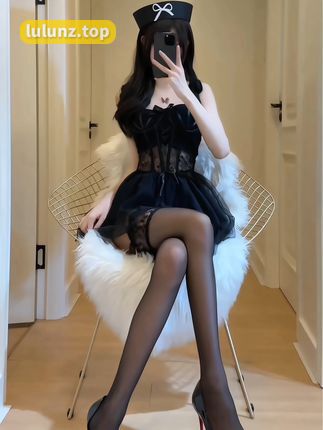 猫梨梨的穿搭风格解析,她的照片展示了什么时尚风格?