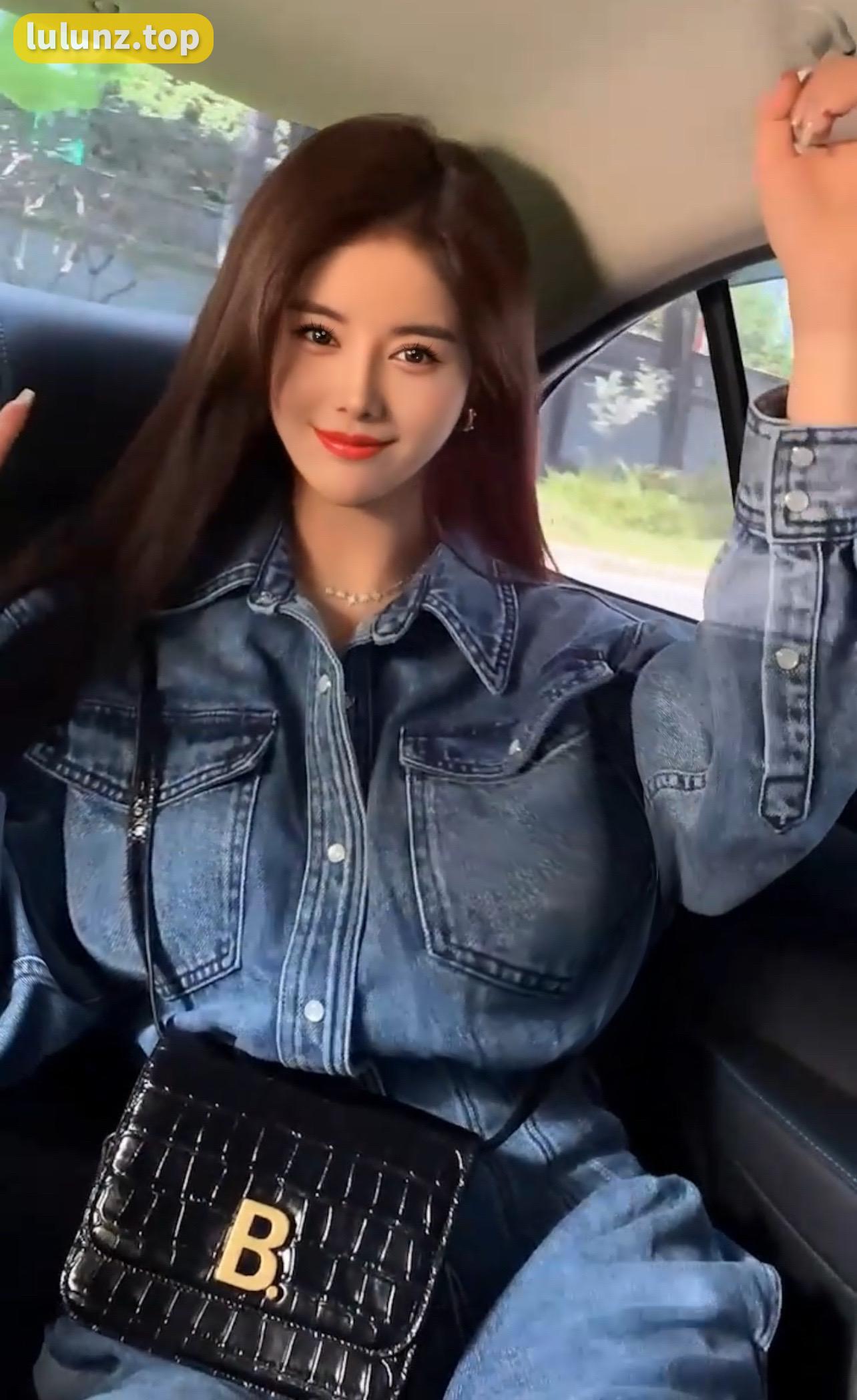 微密圈_猪小七抖音261万粉丝博主有颜值有身材大灯真的太晃了，猪小七的粉丝为何爱她？