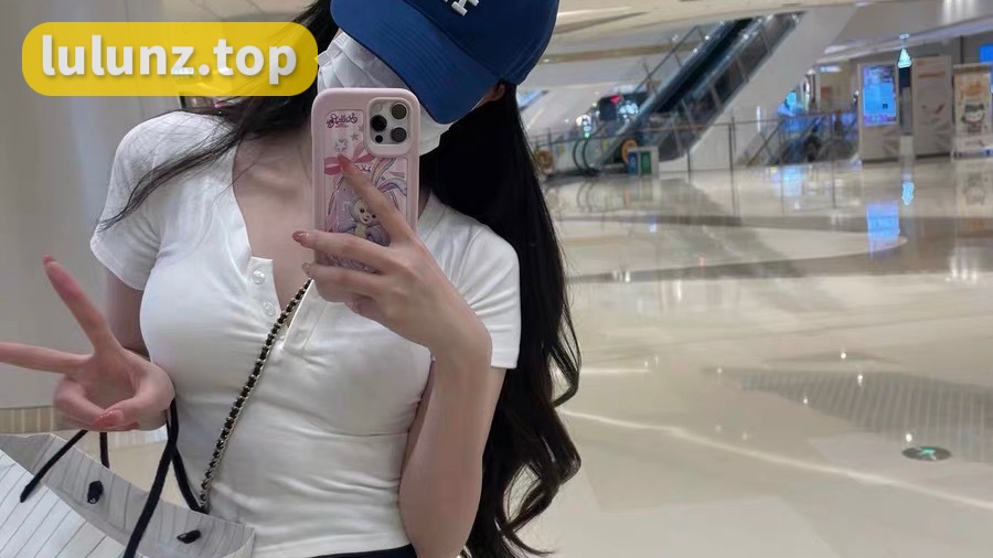 微密圈御姐美了个滢红色套装！性感作品解析