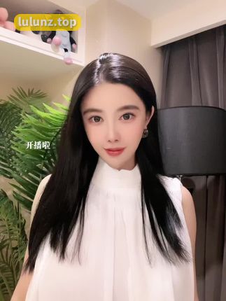 猪小七遮副乳吊带泳衣时尚解析，猪小七的夏日性感穿搭