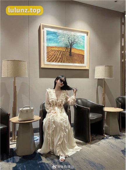 张鑫babyVIP资源微密圈三套图合集限量分享，性感撩人的独家写真赏析