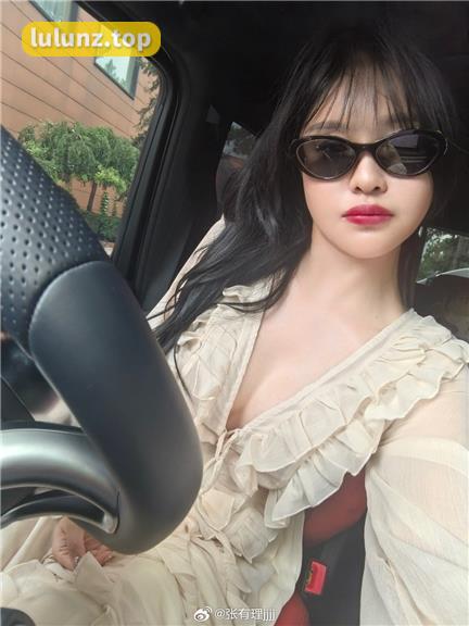 张鑫babyVIP资源微密圈三套图合集限量分享，性感撩人的独家写真赏析