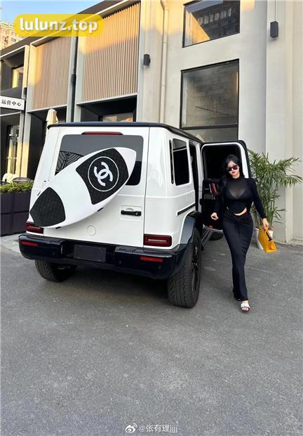 张鑫babyVIP资源微密圈三套图合集限量分享，性感撩人的独家写真赏析