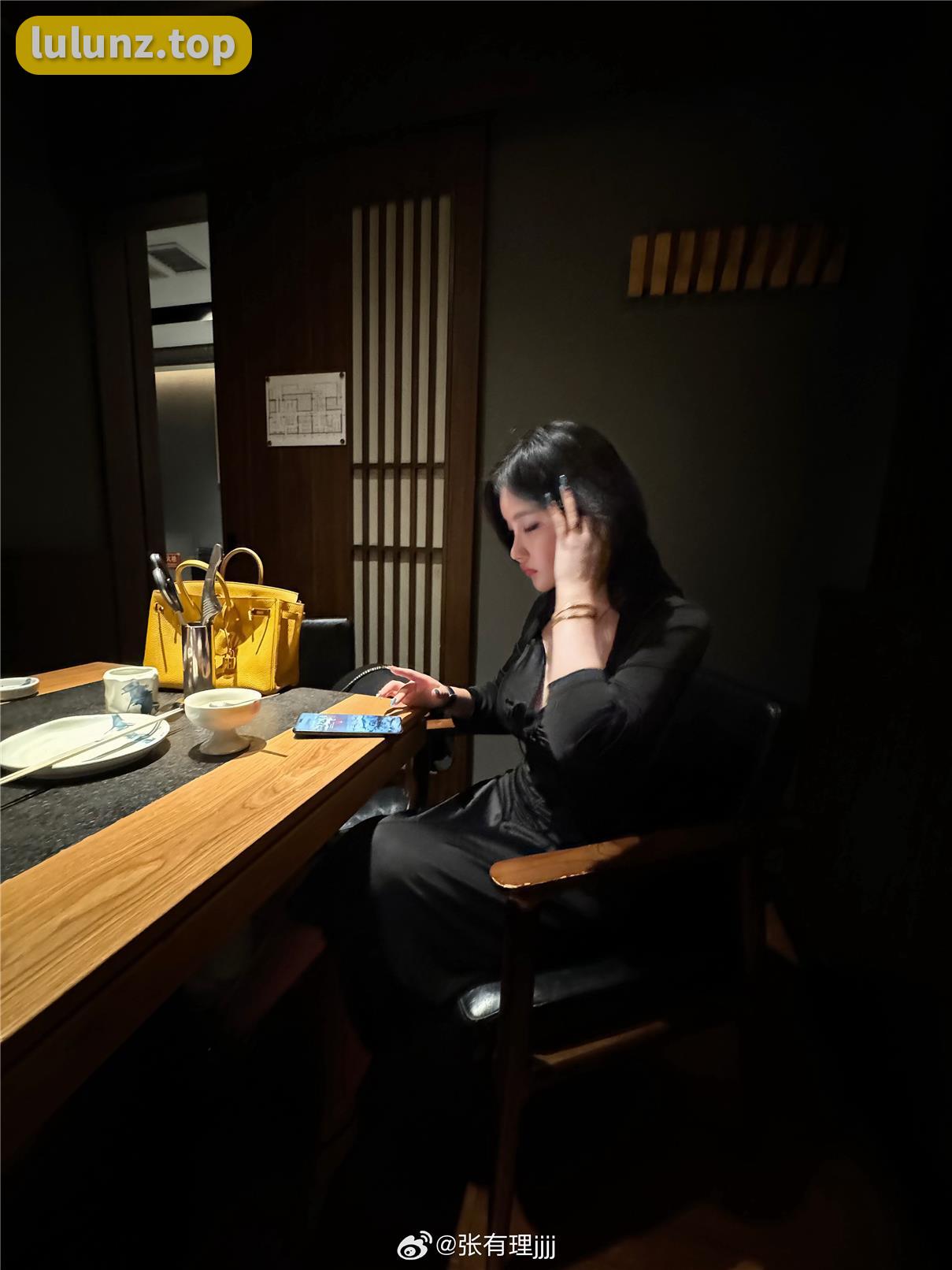 张鑫Amy私密写真她的黑色蕾丝装性感十足，独家图集视频双重呈现