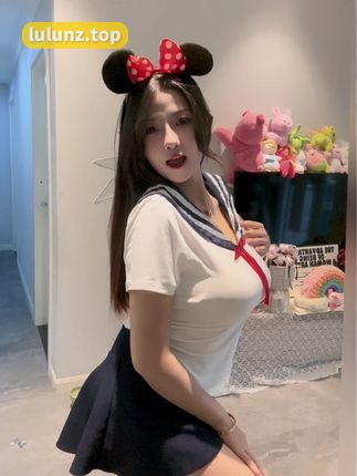 脑婆睡醒啦的微博穿搭，每一套搭配都能吸引眼球