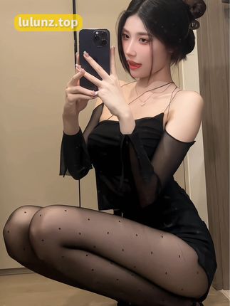 微密圈御姐美了个滢红色套装！性感作品解析