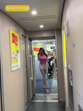 性感与时尚的融合！可可西yyy微密圈最新黑丝蒙眼作品