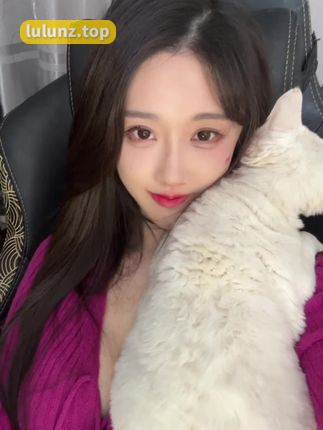 轩子巨2兔大晒私密照,网友询问腿边黑色的一团是什么?