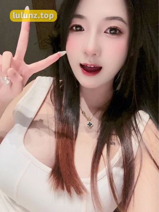 脑婆睡醒啦的微博穿搭，每一套搭配都能吸引眼球