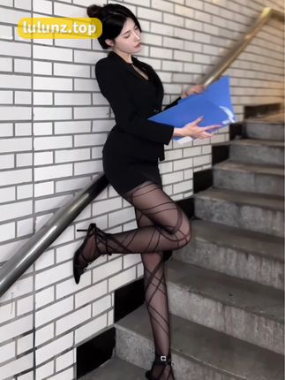 微密圈美了个滢的红色套装引发热议，御姐范儿十足